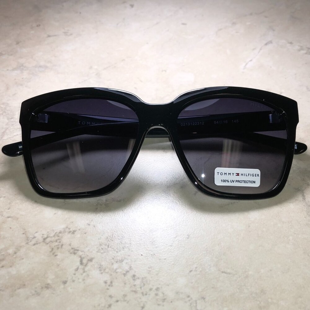 Tommy Hilfiger Classic Black Oversized Sunglasses - Picture 2 of 7